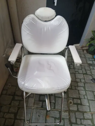 Cadeira de salão conservada funcionando perfeitamente.