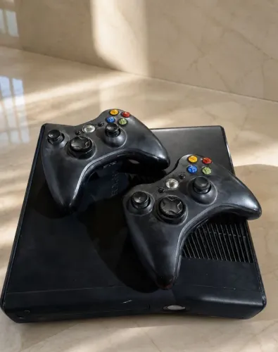 Xbox 360 Slim - Desbloqueado + 2 Controles - Envio via Olx Pay