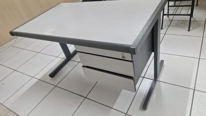 Mesa de Escritório / Escrivaninha Reforçada com 3 Gavetas - Cinza