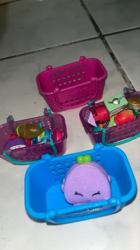 Lote Shopkins Originais - 2 Cestinha + 14 Miniaturas Sortidas + Brinde