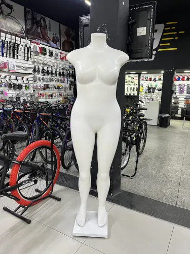 Manequim feminino plus size 