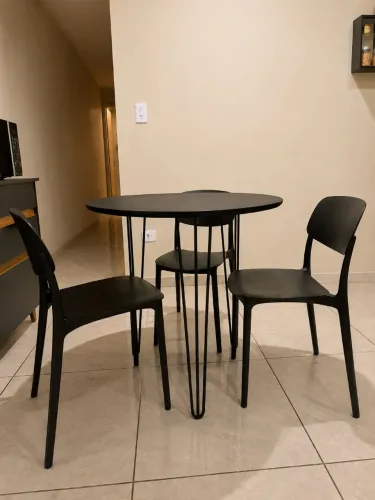 Mesa redonda de 0,80cm com 3 cadeiras em polipropileno