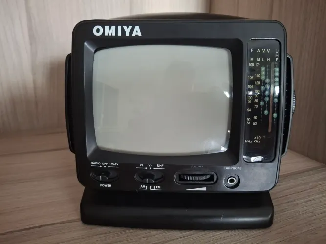 TV PORTÁTIL 5" DE TUBO C/ RÁDIO AM/FM