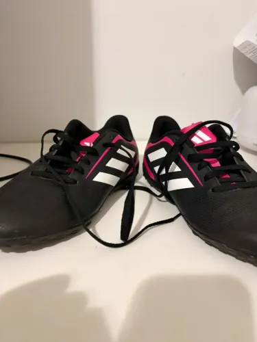 Chuteira Adidas Seminova e pouco usada