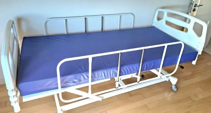 Cama Hospitalar 3 Manivelas + Colchão Impermeável + Colchão Pneumático