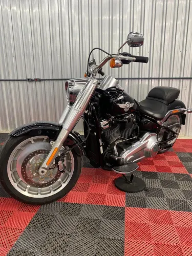 Harley-Davidson Fat Boy 107 Preta (2020) - Apenas 16.000 km, Impecável!