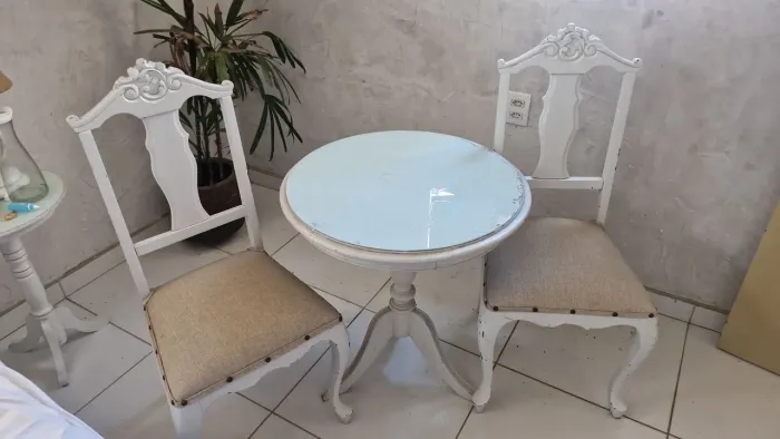 Vendo mesa com 2 cadeiras brancas, estilo antigo, madeira maciça