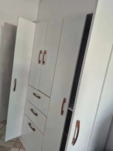 Guarda roupa branco 3 portas