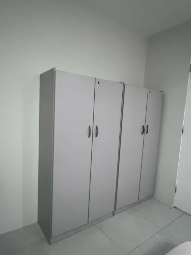 Armário Alto 2 Portas com 5 Prateleiras - Bom Estado