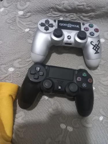Controles de ps4 "god of War original" R$180, controle preto original 150