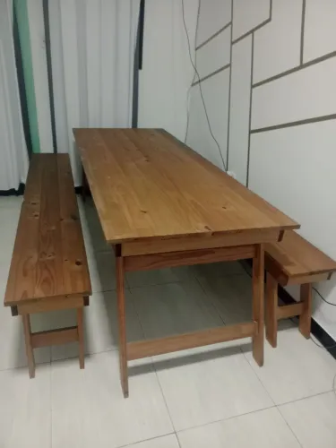 Conjunto mesa e 2 bancos madeira