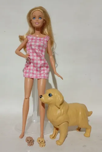 Barbie e cachorrinhos recém nascidos modelo :HCK75