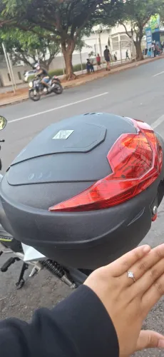 Bau 35 litros com o suporte