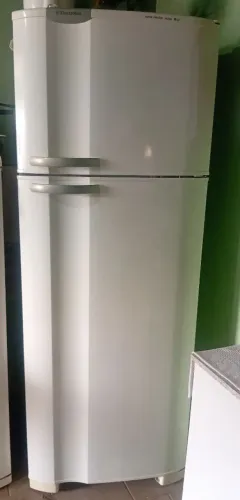 Estou vendendo essa geladeira por 1,800 reais está concervada!