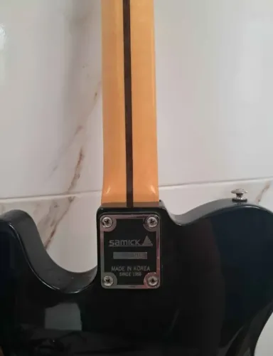 Vendo guitarra samick 600 caixa amplificada por 300.