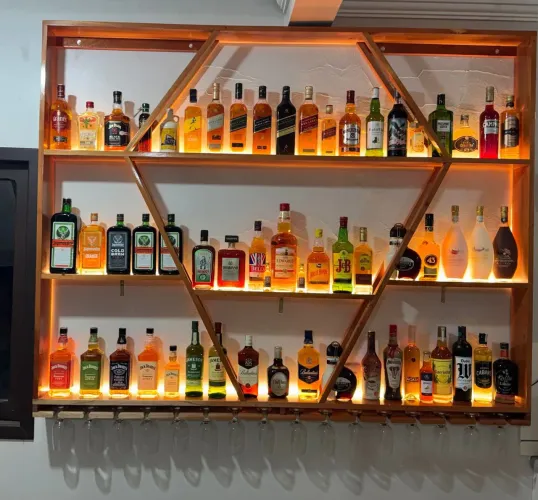 PAINEL BAR COMPLETO EM MADEIRA MACIÇA + 60 GARRAFAS ORIGINAIS