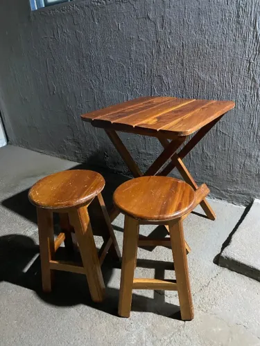 Mesa pequena com 2 tamboretes 