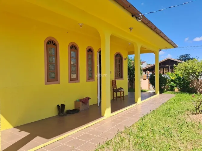 Linda casa a venda com um belo terreno - Carianos - Florianopolis