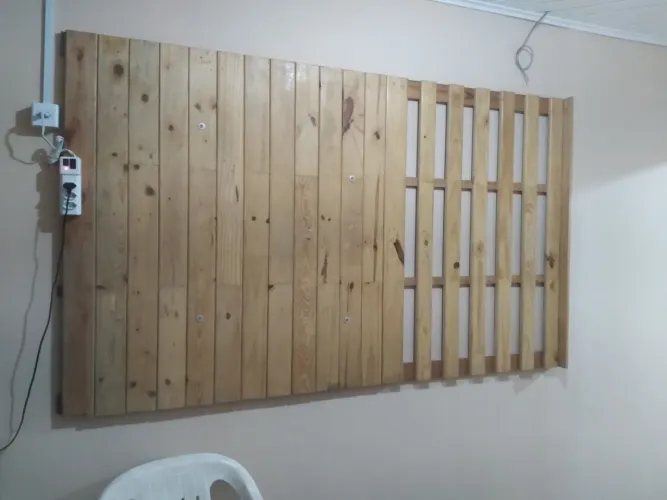 Painel em madeira Pinho pra TV 65 pol.