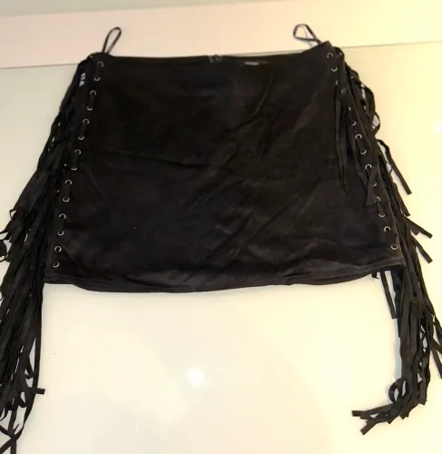 Mini saia Forever 21 em Nobuck Preta com Detalhes Laterais e Barbicachos - Tamanho M ou P