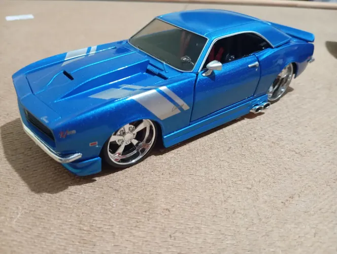 Miniatura Camaro SS 1968 escala 1 24. Marca MAISTO 