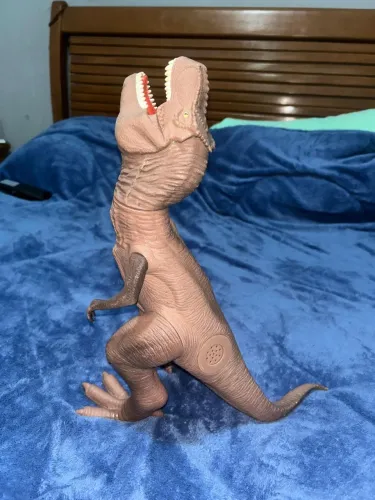 Tiranossauro Rex articulado com som, comumente fabricado por marcas como a Cotiplás