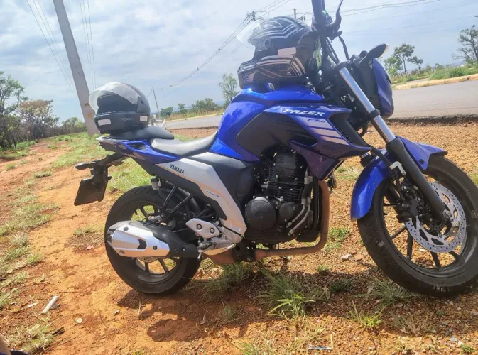 Moto muito conservada ! Econômica e potente, troco por outra moto ou carro!