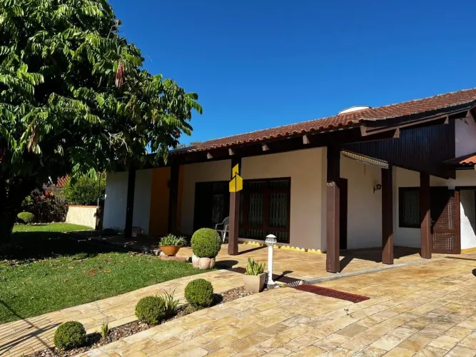 Casa com 2 suítes e piscina no Centro de Timbó