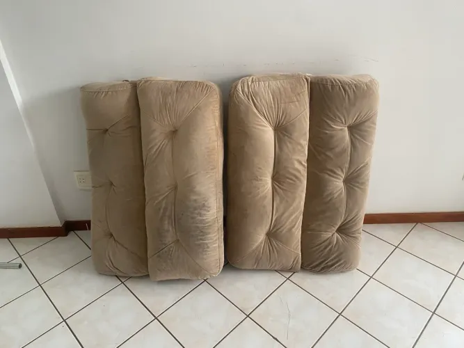 sofá beje 2 lugares