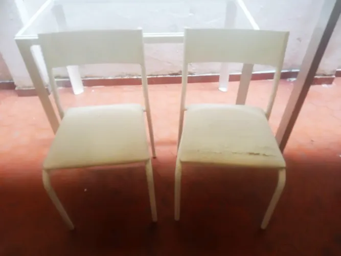 Par de cadeiras brancas acolchoadas