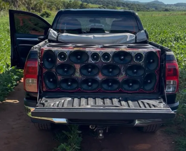Som automotivo caixa Hilux camionete cabine dupla