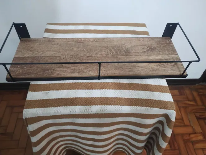 Prateleira de aço com madeira marrom com suporte visível 60 x 20 x 8cm
