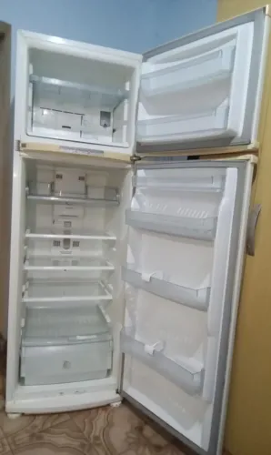 Vendo geladeira brastemp frost free 370 l bom estado.