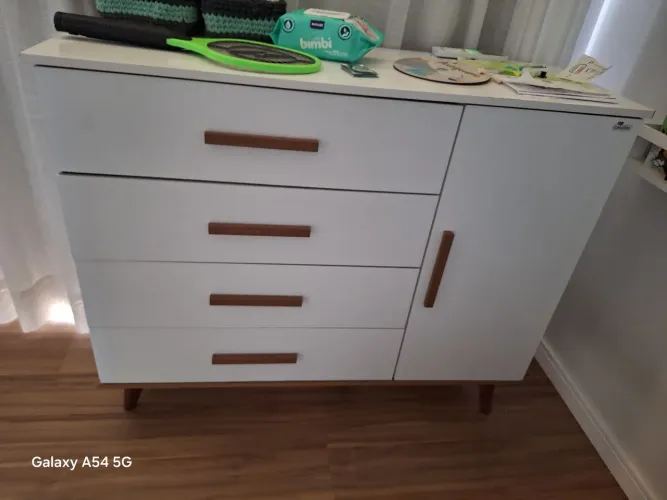 Cômoda 4 gavetas e 1 porta 