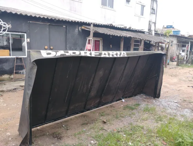 Vendo um toldo de 4 metros por 168 estrutura todo de alumínio