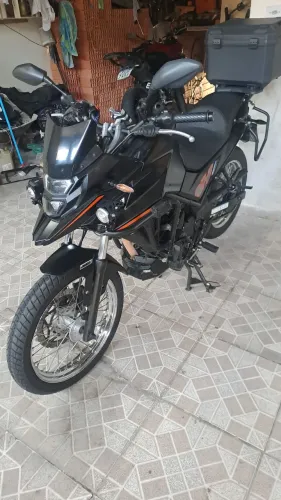 Vende-se uma nh300 2024, km 18197,vai com baú 45L ABS ,relação nova, pneus novos