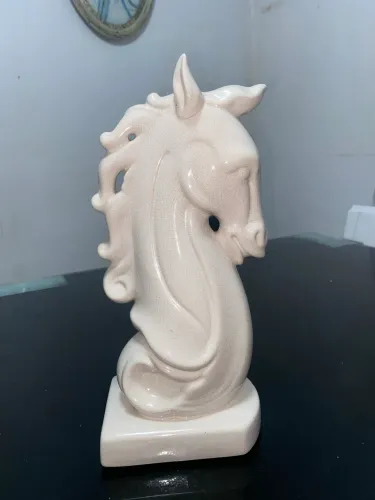 Unicórnio Decorativo em Cerâmica Branca