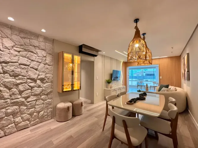 Apartamento amplo, decorado e com vista para mar e serra!
