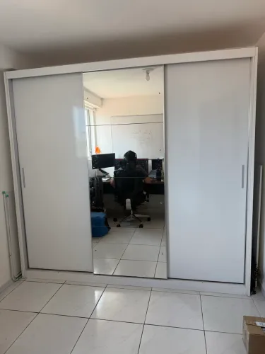 VENDO Guarda-Roupa Grande 3 Portas de Correr com Espelho - R$ 900,00