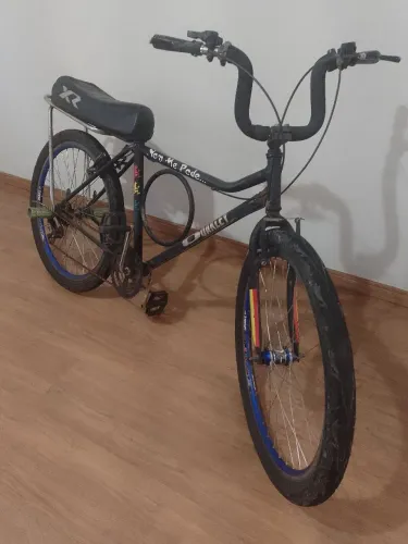 Vendo bicicleta aro 26 barra forte pneu balão, roda snake por 300$