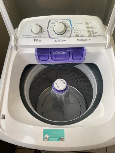Máquina de lavar Electrolux 12kg, modelo com sistema Jets&Clean e Silent Control.
