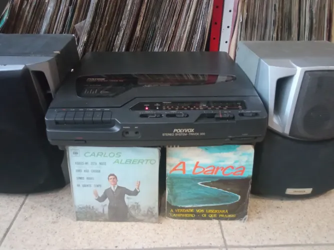 Vendo aparelho de som 3x1 Polívox funcionando rádio, fita e disco de vinil com caixas.