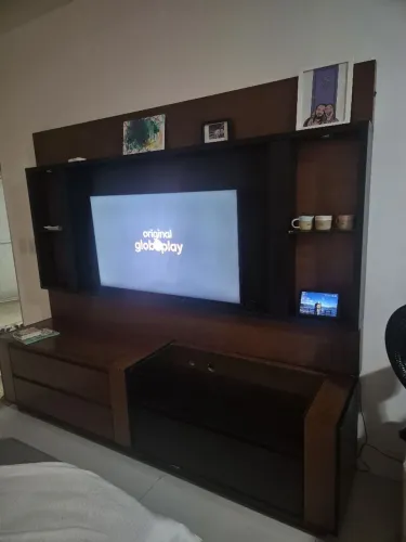 Rack em madeira com iluminação