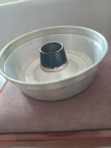 Forma grande de alumínio para bolo usada