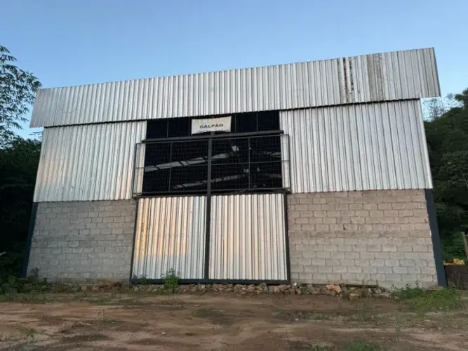 ALUGO GALPÃO, RUA DAS PEDRINHAS - 375M² coberto.
