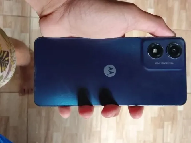 Moto g04s seminovo para trocar em Playstation ou xbox, só ta com um aranhão