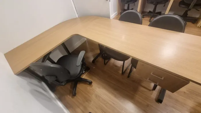 Mesa de Escritório em L com Gavetas