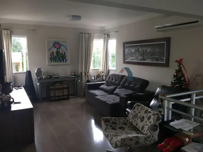 CASA SOBRADO COM 04 DORMITÓRIOS NO CONDOMÍNIO RESIDENCIAL VIA CASTELLI- LOUVEIRA- S/P. REF