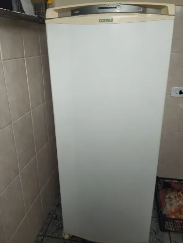 Vende se geladeira