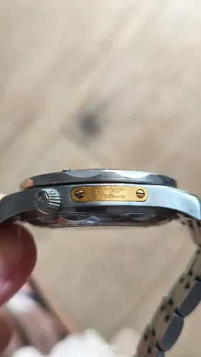 Relógio omega edição limitada 007 com detalhe em ouro 750deta